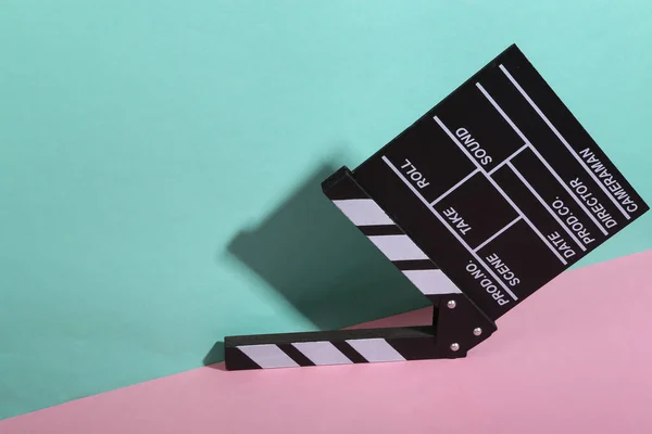 蓝粉背景的电影片断 简约主义流行的影子 创意布局 — 图库照片
