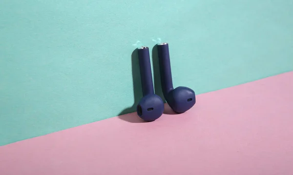 Auriculares Inalámbricos Sobre Fondo Azul Rosa Minimalismo Sombra Moda Diseño — Foto de Stock