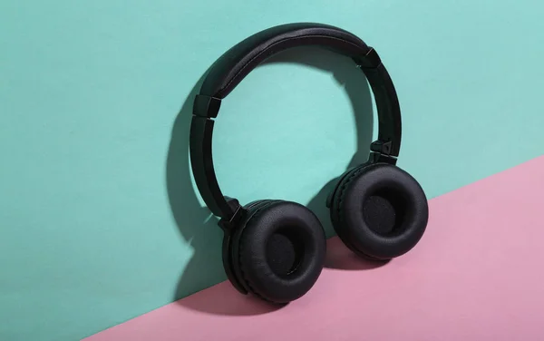 Czarne Słuchawki Stereo Niebiesko Różowym Tle Koncepcja Minimalizmu Modny Cień — Zdjęcie stockowe