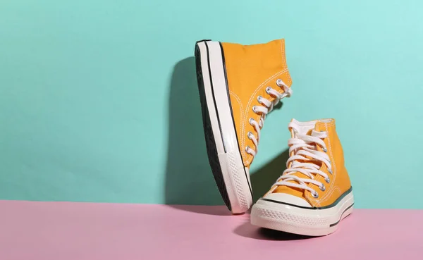 Retro Sneakers Blå Rosa Bakgrund Minimalism Trendig Skugga Mode Stilleben — Stockfoto