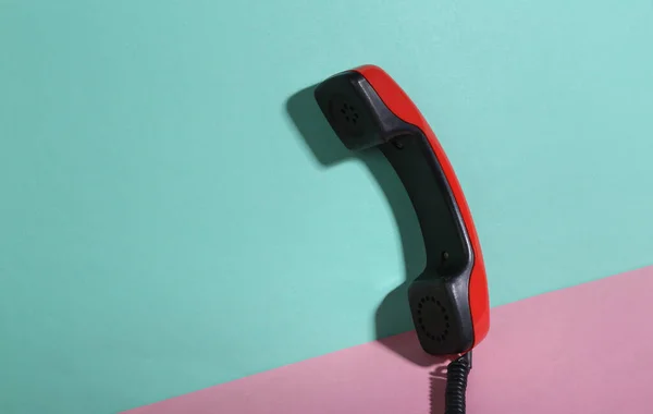 Rurka Telefonu Niebiesko Różowym Tle Minimalizm Modny Cień Kreatywny Układ — Zdjęcie stockowe