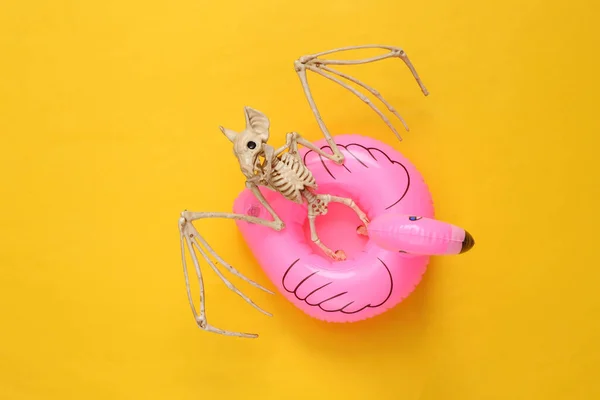 Скелет Летучей Мыши Надувных Фламинго Синем Фоне Хэллоуинская Вечеринка Концептуальное — стоковое фото