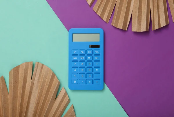 Креативная Бизнес Макет Калькулятор Пальмовые Листья Фиолетовом Синем Фоне Плоский — стоковое фото