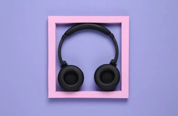 Słuchawki Stereofoniczne Ramce Fioletowym Tle — Zdjęcie stockowe