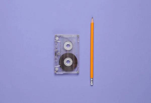 Аудиокассета Карандашом Фиолетовом Фоне Годы — стоковое фото