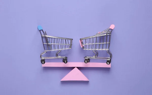 Balancierende Schaukel Mit Einkaufswagen Auf Lila Pastellgrund Minimalismus Formen Der — Stockfoto