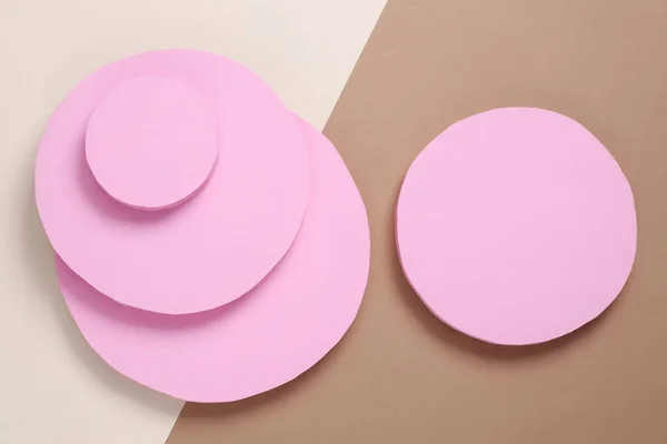 ベージュブラウンの背景にピンクの円の創造的な背景 抽象的な背景 平置きだ トップ表示 — ストック写真