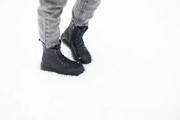 Pieds Féminins Bottes Dans Neige — Photo