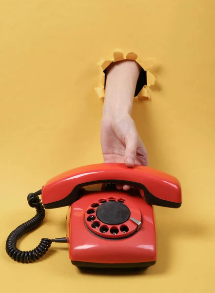 Una Mano Femminile Attraverso Foro Strappato Carta Gialla Tiene Tubo — Foto Stock