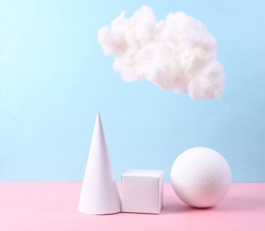 Mavi pastel arka planda geometrik şekillerin minimalist kompozisyonu ve kabarık bulutlar. Minimalizm geçmişi. Sanat kavramı 