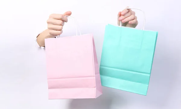 Vrouwelijke Handen Houden Boodschappentassen Door Gescheurd Wit Papier — Stockfoto