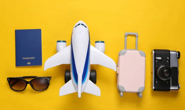 Koncepcja Podróży Zabawkowy Samolot Pasażerski Akcesoria Podróżnicze Żółtym Tle Widok — Zdjęcie stockowe