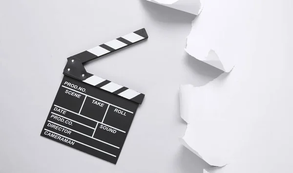电影剪贴板和灰色背景的破纸片 顶部视图 复制空间 — 图库照片