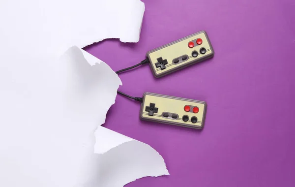 Retro Gamepad Szakadt Papírlap Lila Háttérrel Játékkoncepció Első Látásra Fénymásolási — Stock Fotó