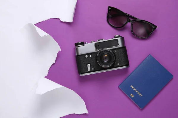 旅行附件和白色撕破的纸片紫色背景 商业概念 顶部视图 — 图库照片