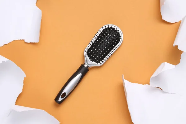 Brosse Cheveux Feuilles Papier Déchiré Blanc Sur Fond Beige Contexte — Photo