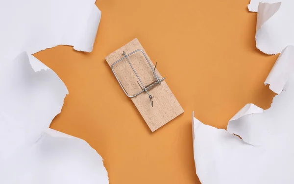 Mousetrap Bílé Roztržené Papírové Listy Béžovém Pozadí Minimalistický Původ Horní — Stock fotografie