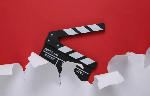 电影剪贴板和红色背景的破纸片 顶部视图 复制空间 — 图库照片