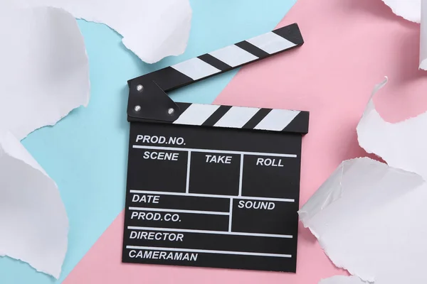 Film Clapperboard Sur Fond Bleu Rose Avec Papier Déchiré Concept — Photo