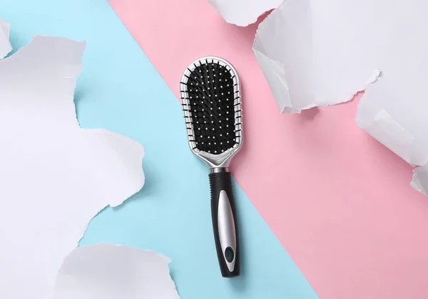 Cepillo Para Cabello Sobre Fondo Azul Rosa Con Papel Roto — Foto de Stock