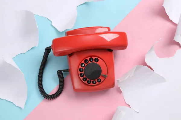 Retro Telefon Auf Blau Rosa Hintergrund Mit Zerrissenem Papier Konzeptkunst — Stockfoto