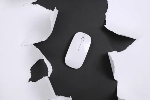 Mouse Sobre Fundo Preto Com Papel Rasgado Branco Arte Conceitual — Fotografia de Stock