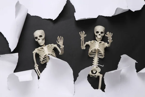 Csontváz Fehér Szakadt Papírlap Fekete Háttérrel Helloween Koncepció Minimalizmus Felülnézet — Stock Fotó