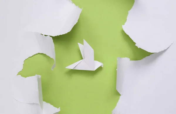 Кролик Оригами Зеленом Фоне Белой Порванной Бумагой Концептуальное Искусство Минимализм — стоковое фото