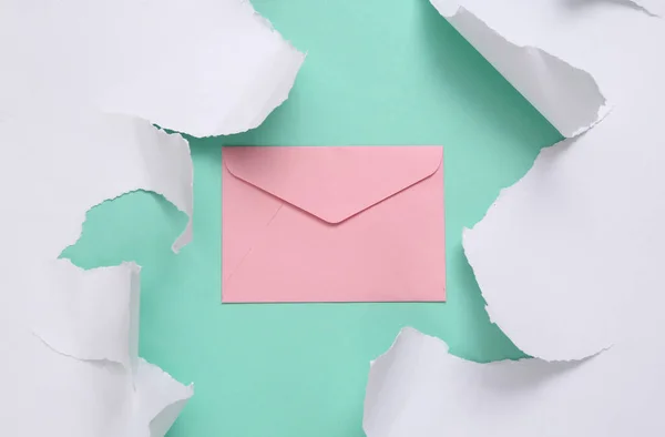 Envelope Sobre Fundo Azul Com Papel Rasgado Branco Arte Conceitual — Fotografia de Stock