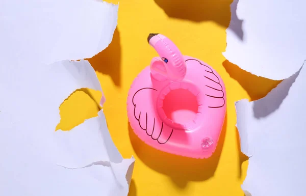 Foto Arte Conceitual Flamingo Inflável Fundo Amarelo — Fotografia de Stock