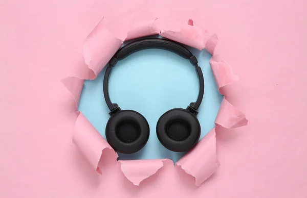 Casque Stéréo Travers Trou Déchiré Sur Fond Pastel Bleu Rose — Photo