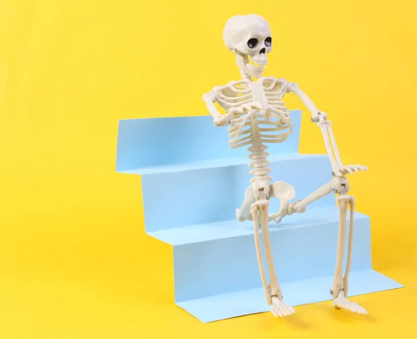 Csontváz Lépcsőn Sárga Háttér Koncepció Művészet Minimalizmus — Stock Fotó