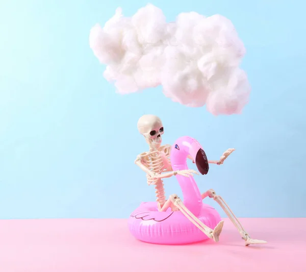 Skelett Mit Aufblasbarem Flamingo Und Schwebender Flauschiger Wolke Auf Blaurosa — Stockfoto