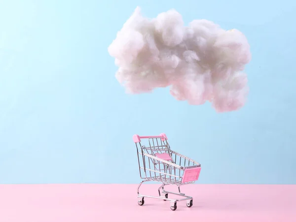 Belanja Trlley Dengan Mengambang Berbulu Awan Pada Biru Latar Belakang — Stok Foto