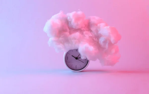 最低的成分与闹钟 云在粉蓝色的光 概念艺术 — 图库照片