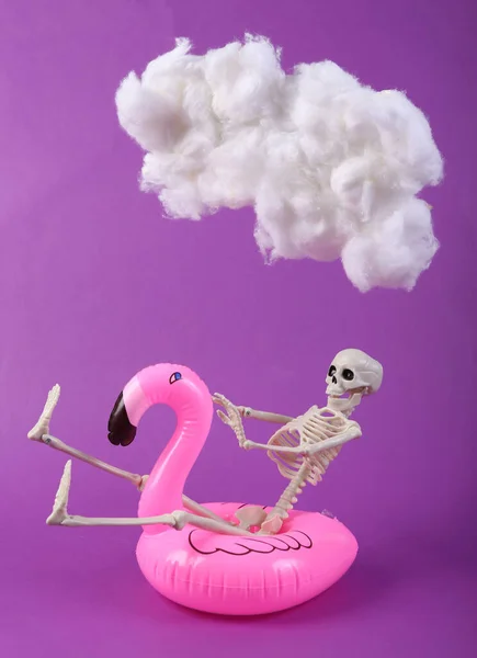 Skelett Mit Aufblasbarem Flamingo Und Schwebender Flauschiger Wolke Auf Violettem — Stockfoto