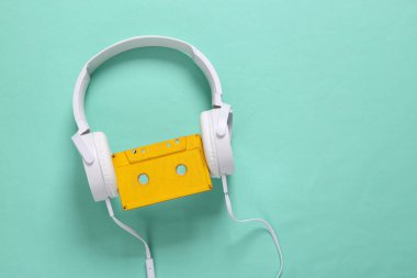 Nane yeşili arka planda ses kaseti olan Stereo kulaklıklar. Geçmişe dönük 80 'ler, hayat. Üst görünüm