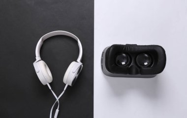 Modern aletler. Beyaz arka planda kulaklıklar ve video kasklar. Üst görünüm 