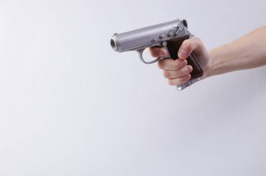 Gri arkaplanda video oyunu silahı var