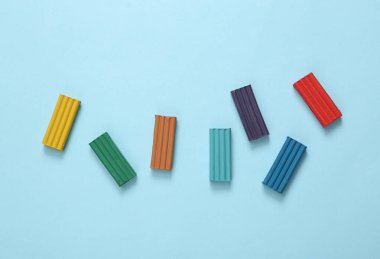 Mavi arkaplanda renkli plastiksi