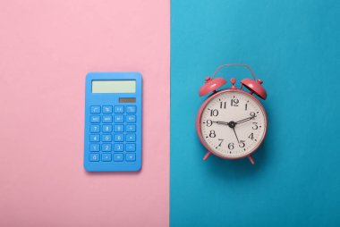 Pembe alarm saati ve nane yeşili arka planda hesap makinesi. Minimalizm. Üst Manzara. Düz yatıyordu