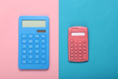 Pembe arka planda hesap makineleri ve ampul. Minimalizm. Yaratıcı düzen. Üst Manzara. Düz yatıyordu