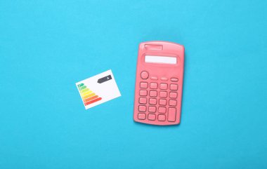 Mavi arkaplandaki enerji tüketiminin grafik sınıfına sahip hesap makinesi