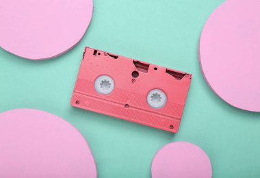 Yaratıcı asgari düzen. Mavi arkaplanda daireler çizen video kaset. Minimalizm. Sanat kavramı. Düz yatıyordu. Üst görünüm.
