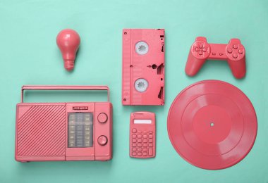 Nane mavisi arka planda pembe renkli Retro hipster özellikleri. Minimalizm, yaratıcı düzen. Düz yatıyordu. Yaratıcı sanat. Üst görünüm 