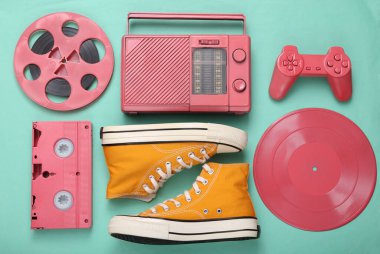 Nane mavisi arka planda pembe renkli Retro hipster özellikleri. Minimalizm, yaratıcı düzen. Düz yatıyordu. Sanat kavramı. Üst görünüm 