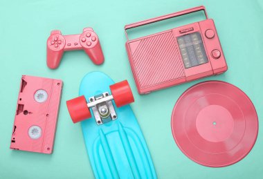 Nane mavisi arka planda geçmişe dönük hipster özellikleri. Minimalizm, yaratıcı düzen. Düz yatıyordu. Sanat kavramı. Pastel renk eğilimi. Üst görünüm 