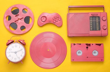 Retro hipster pembe boya özellikleri sarı arka planda. Minimalizm, yaratıcı düzen. Düz yatıyordu. Sanat kavramı. Üst görünüm 