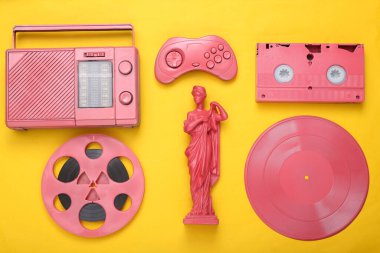 Retro hipster pembe boya özellikleri sarı arka planda. Minimalizm, yaratıcı düzen. Düz yatıyordu. Yaratıcı sanat. Üst görünüm 