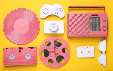 Retro hipster pembe ve beyaz renkli özellikler sarı arka planda. Minimalizm, yaratıcı düzen. Düz yatıyordu. Yaratıcı sanat. Üst görünüm 